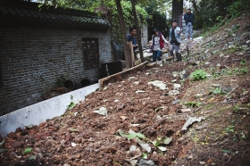 27日，天心區(qū)青山祠福王墓附近，小山坡被人開墾成梯田種菜?！　D/實習生蔣麗梅
