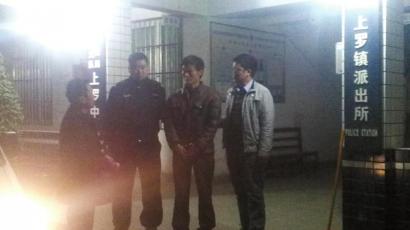 王強(qiáng)被抓獲歸案,右二為犯罪嫌疑人。