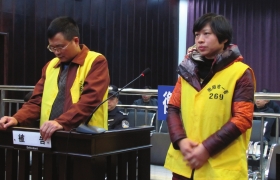 12月10日，衡陽市中級(jí)人民法院，顧湘陵（左）和妻子吳利君當(dāng)庭接受庭審。圖/通訊員李建輝