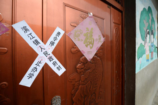 貴溪市濱江鎮(zhèn)春蕾幼兒園大門(mén)被貼上封條（2012年12月25日攝）。 攝影：新華社記者 周科