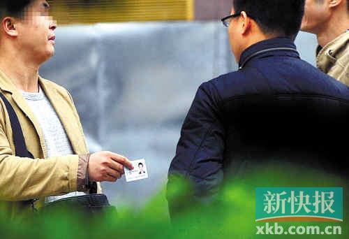 在進(jìn)行了近半個(gè)月暗訪調(diào)查中，有證販子告訴記者稱，二代身份證買賣已形成產(chǎn)業(yè)鏈，不僅貨源穩(wěn)定，生意也是相當(dāng)紅火?！稣褟V場(chǎng)附近，一名男子正向記者兜售二代身份證。