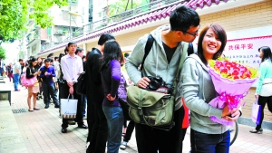 2011年11月11日，越秀區(qū)民政局，登記結(jié)婚的隊伍排了足有一百米長（資料圖片）?！∮浾唿S澄鋒攝