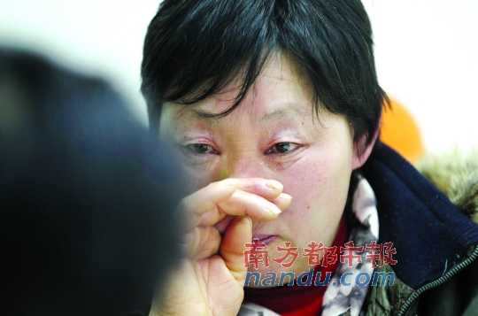 　　聽(tīng)聞判決結(jié)果，被害人母親楊書(shū)會(huì)控制不住眼淚。南都記者徐文閣攝