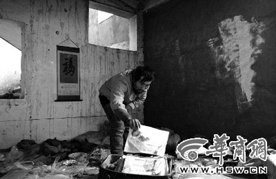 　西安市解放路與東大街十字西北角的一棟待拆遷的樓房中，陳露山整理自己每天看的報(bào)紙
