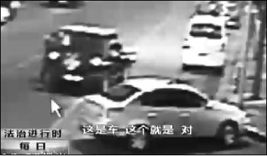 事發(fā)現(xiàn)場(chǎng)監(jiān)控錄像顯示，白圈內(nèi)的被害人老丁，正在牧馬人越野車旁收費(fèi)。 圖片來自電視截圖