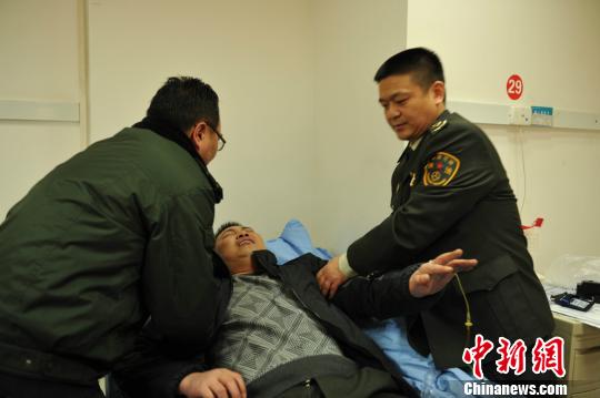 被“黑車”頂跑近5公里的執(zhí)法隊員周應鑄被送至醫(yī)院急救?！￠Z成全　攝