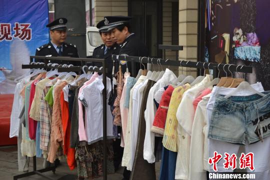 警方展示的部分被盜服裝。　宋立超　攝