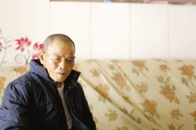 4月15日，劉爹爹的一只眼睛上有明顯的淤青。