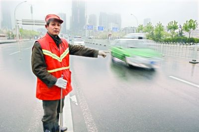 　肖慶旭師傅在事發(fā)地點(diǎn)講述經(jīng)過。記者李銳 攝