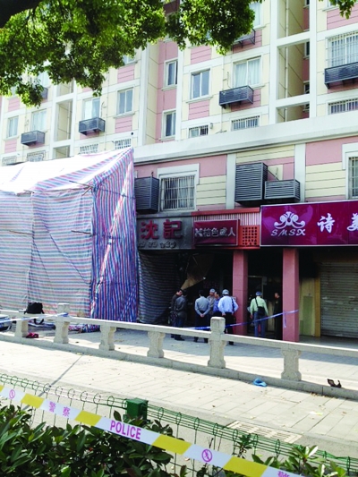警方勘查事故現(xiàn)場。