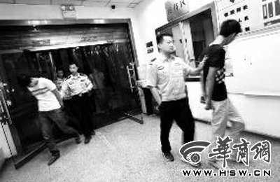 三人搶劫孕婦后，被警方和群眾合力抓獲 王警/攝
