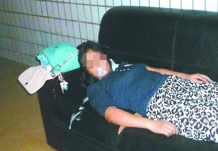 女子橫躺在沙發(fā)上口吐白沫。通訊員 康睿 記者 吳珊 攝