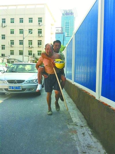 “謝謝，我們身上灰多，怕把車(chē)弄臟了”