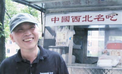 這是謝云峰在美國紐約街頭餐車前的視頻截圖。