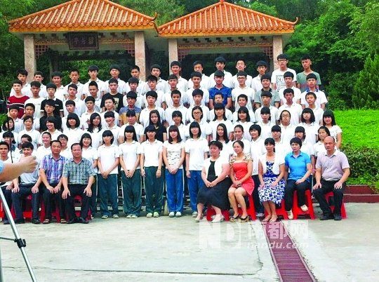 畢業(yè)照中間留出四個(gè)空位。