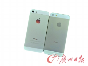 從背面看，真蘋果手機(jī)（左）的攝像頭要大一點(diǎn)，而且蘋果的Logo比較光亮，容易反光。