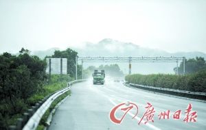　當天事故發(fā)生的現(xiàn)場處于一個彎道，很多司機反映說來不及減速。