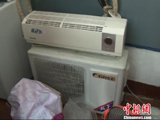 民警從嫌疑人家中搜到空調(diào)等生活用品。 拾冠之 攝
