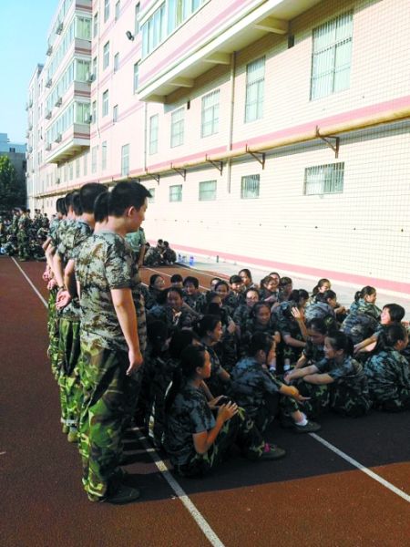 女孩們說，這道“人影陰涼”，為高中時代的記憶鑲上了一顆珍珠 網友供圖