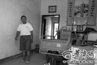 8月16日，在家中接受監(jiān)外執(zhí)行4年刑期的汪衛(wèi)國（化名）剛剛送走家訪的法官。