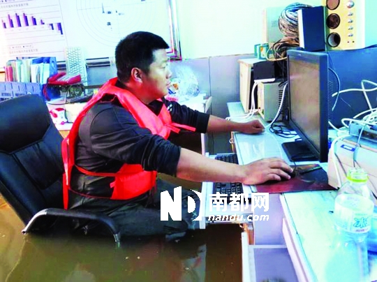 8月31日，黑龍江撫遠氣象局人員在工作中，洪水已將椅座淹沒。圖片來源：中國氣象網(wǎng)