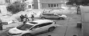 奧迪女停車被阻猛踹保安下體 警車路過(guò)視而不見(jiàn)