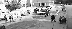 奧迪女停車被阻猛踹保安下體 警車路過(guò)視而不見(jiàn)