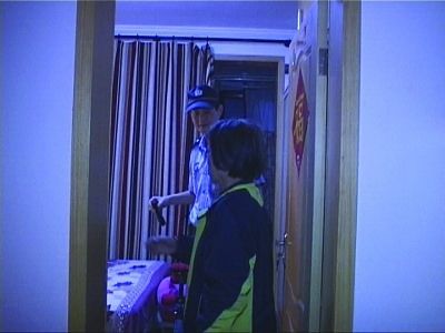 民警幫老人檢查沒發(fā)現(xiàn)有炸彈。