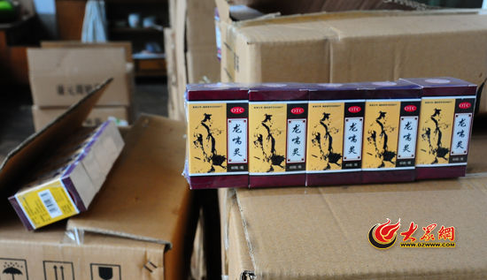 圖為民警現(xiàn)場(chǎng)被查獲的部分假藥。
