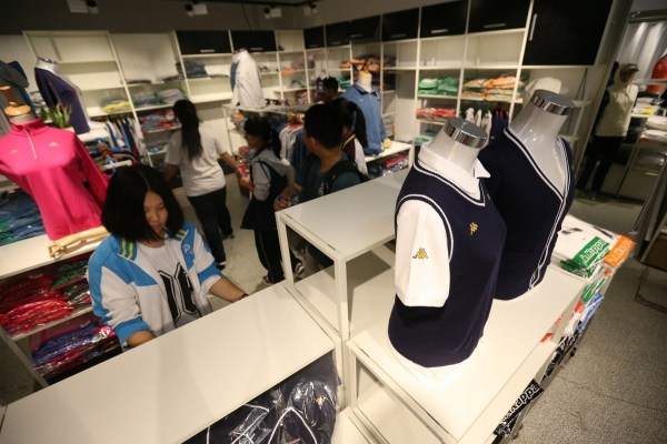 　9月12日，北京，十一學(xué)校在推出三大類、超過(guò)40款“最潮”校服，吸引學(xué)生搶購(gòu)。