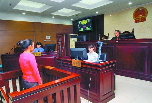    9月29日，萬州區(qū)人民法院，被告王桂娟（化名）在庭審現(xiàn)場。 重慶晨報記者 胡杰 實(shí)習(xí)生 黃敬坤 攝