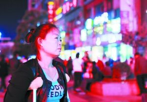 走在燈火闌珊的蘭州街頭，史女士迷茫無助。