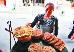 手頭拮據(jù)，每天只能吃一頓飯。