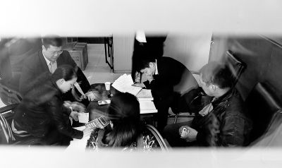 今天上午，喜隆多接待處內(nèi)，市場管理方與商戶核對租金和抵押金數(shù)目