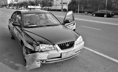昨日，朝陽區(qū)林萃路，因連撞“克隆”車，的哥劉師傅的車輛受損送修。新京報記者 黃月 攝