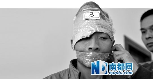 為了防止犯罪嫌疑人串供，民警用膠帶將犯罪嫌疑人的嘴封住。