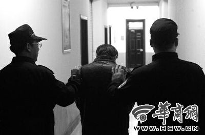 　昨日，西安市長(zhǎng)延堡派出所，砍傷醫(yī)生的插隊(duì)患者已被警方控制 本報(bào)記者 張喆 攝