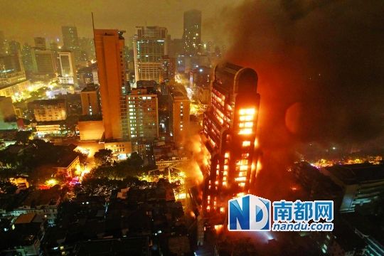 昨晚近7時，廣州越秀區(qū)起義路217號建業(yè)大廈發(fā)生火災(zāi)?；饎菝土?，將整棟大樓都燒了個通透。