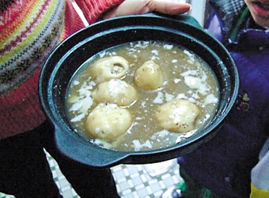 由于放置時間過久，鍋里的湯圓已經(jīng)非常大，湯圓皮上浮現(xiàn)很多白色物質(zhì)。