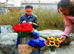 李博文周末在什剎海擺攤賣花。 晨報記者 王巍/攝