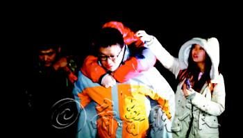 　途中女隊(duì)友小妮突發(fā)高燒，男隊(duì)員輪流背了她三個(gè)小時(shí)，直到網(wǎng)友開車來接