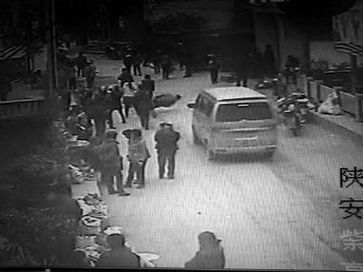 監(jiān)控錄像顯示，劉某側(cè)身行走時(shí)不慎跌倒，王某途經(jīng)此處時(shí)將其扶起（圖中畫(huà)圈處） 通訊員 何春地 攝