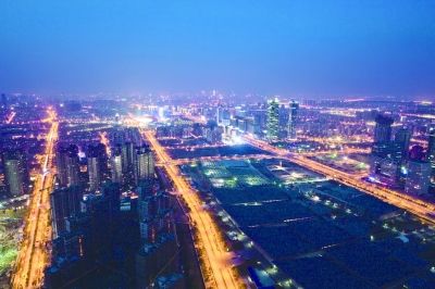 阮忠在青奧中心塔吊上拍攝的南京夜景。本版圖片由阮忠提供