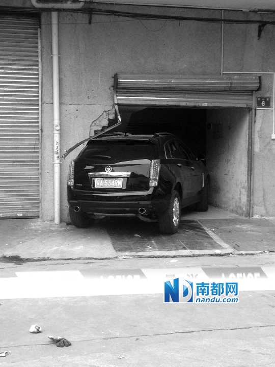 　昨日，凱迪拉克撞人后停在一倉庫門口，車后有一攤血跡。 南都記者陳杰生攝