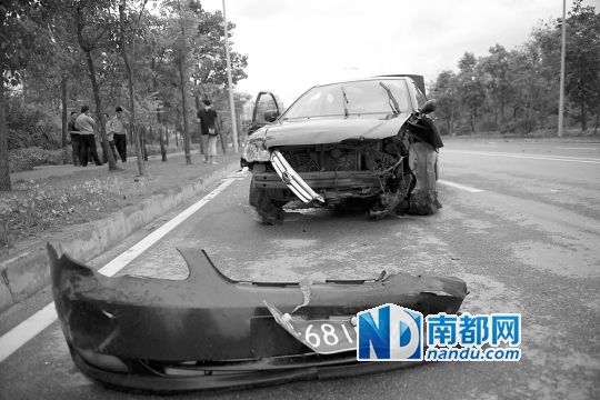 男子搶的比亞迪轎車車頭損毀嚴(yán)重。