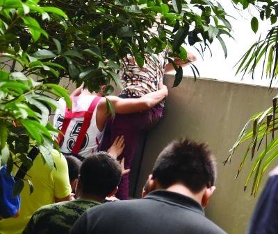 2小時(shí)后，該包工頭終于被抱下來(lái)了。
