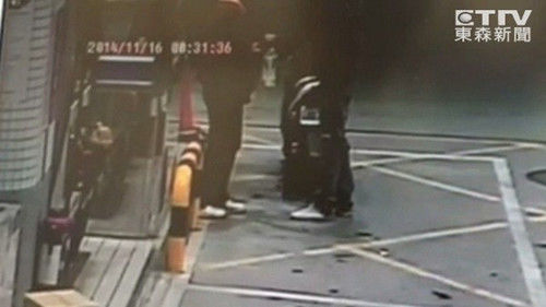 監(jiān)視器拍下男子騎車到加油站買由。圖自東森新聞