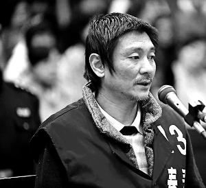 庭審時(shí)，鄭東稱自己想隨女兒一起去，請求法院判他死刑立即執(zhí)行