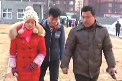 “失蹤”后又回家的越南新娘小吳(左)和家人到警方報案。視頻截圖