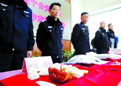 昨天，上海市公安局長(zhǎng)寧分局向管轄區(qū)內(nèi)市民發(fā)放被盜物品。